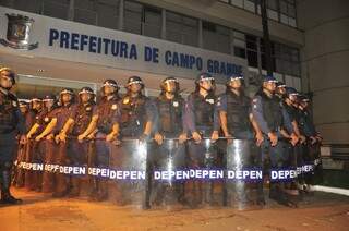Guardas fazem barreira na prefeitura. (Foto: João Garrigó)