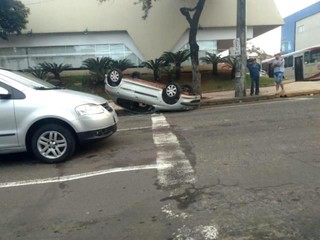 Condutora foi resgatada e levada pelo Corpo de Bombeiros, segundo polícia (Foto: Direito das Ruas)