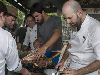 Chef Paulo Gustavo na aula de cabeça de boi assada. (Foto: Zig Koch)