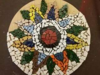 Peça feita com mosaico em oficina (Foto: Assessoria)