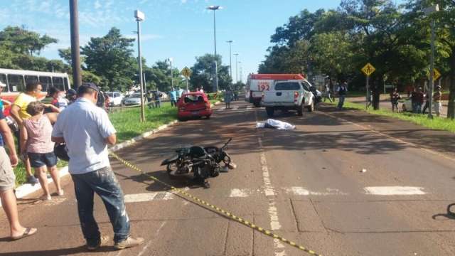 Caminhonete não para em faixa, bate em veículos e mata motociclista