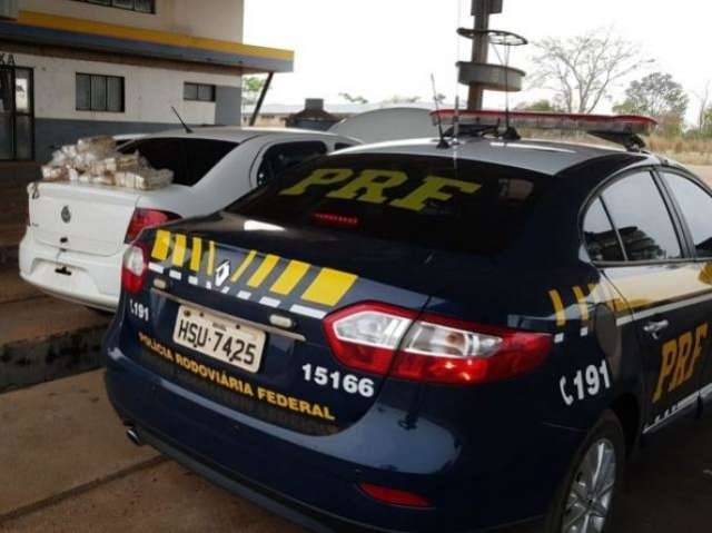 PRF prende suspeito que transportava supermaconha no assoalho de ve&iacute;culo 