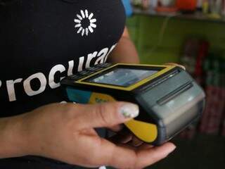 Esquecer a carteira em casa ou ter problemas com o cartão na hora de pagar a conta é bem comum no comércio em Campo Grande (Foto: Kimberly Teodoro)