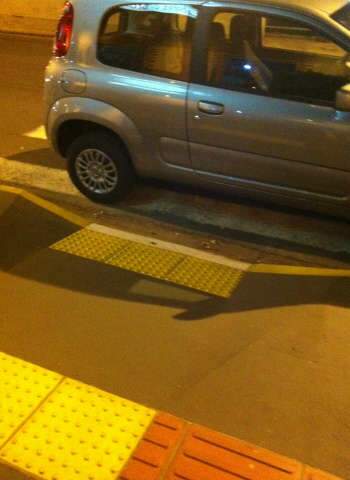  Leitora flagra motorista estacionando carro em rampa de acessibilidade