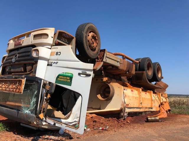 Motorista perde controle e caminh&atilde;o carregado com cascalho tomba