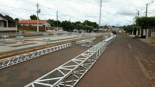 Estrutura para a Caravana já começa a ser montada na avenida Pantaneta. (Foto: Direto das Ruas)