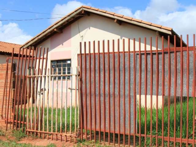 Dupla derruba port&atilde;o para invadir casa, persegue e amea&ccedil;a matar v&iacute;tima 