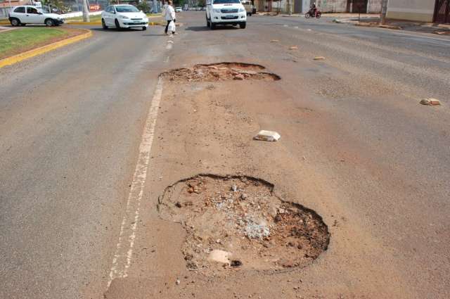 Buraco surge at&eacute; em via revitalizada que ainda n&atilde;o foi inaugurada