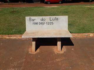 Lula era é tão querido por moradores do distrito, que foi homenageado em banco de praça (Foto: Arquivo Pessoal)