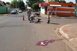 No asfalto da via ficou sangue de Sebastião, atropelado por uma moto. (Foto: Simão Nogueira)