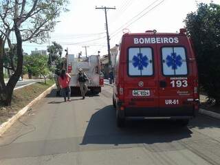 Bombeiros chegaram rápido ao local e garantiram que as chamas não se espalhassem. (Foto:Simão Nogueira)