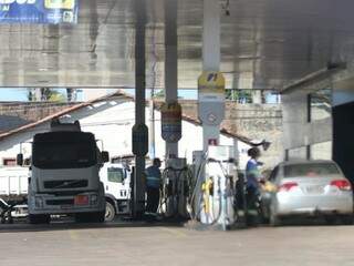 Veículos abastecem em posto de combustíveis neste sábado na Capital (Foto: Saul Schramm)