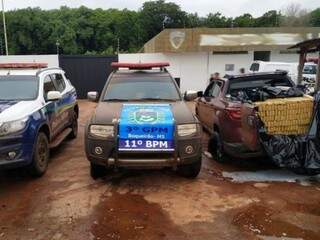 À direita, Fiat Toro com os tabletes de maconha que eram transportados pela dupla. (Foto: Divulgação/PM) 