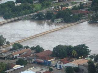 Rio Taquari baixou meio metro nesta terça-feira em Coxim. (Foto: Ivo Jardim)