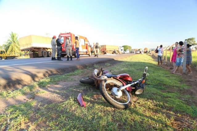 Duas pessoas morrem em acidente entre moto e carro no anel rodovi&aacute;rio