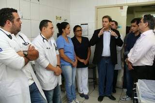 Bernal aproveitou a visita e fez uma pequena reunião com enfermeiros e técnicos de enfermagem. (Foto: Marcos Ermínio)