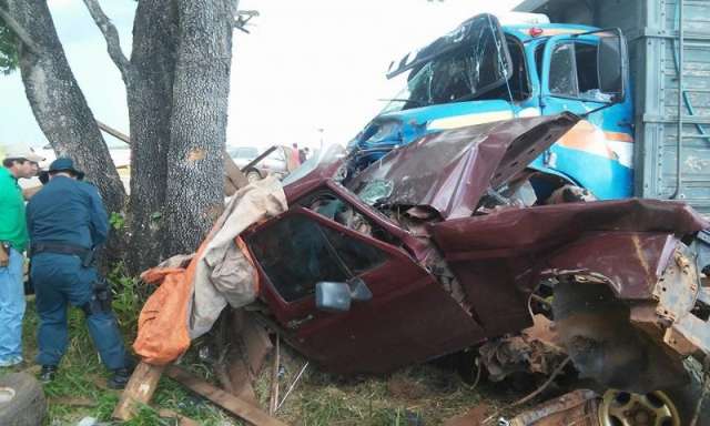 Caminh&atilde;o perde controle em curva, atinge caminhonte e pecuarista morre