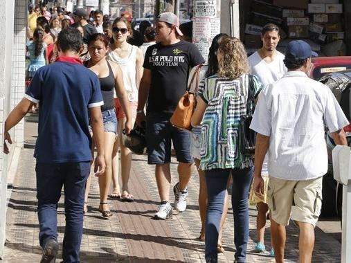 Com&eacute;rcio poder&aacute; abrir as portas na quinta; confira o abre e fecha
