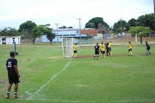 Cobrança de escanteio durante jogo válido pela Copa Guanandizão de Futebol Máster (Foto: Marina Pacheco)