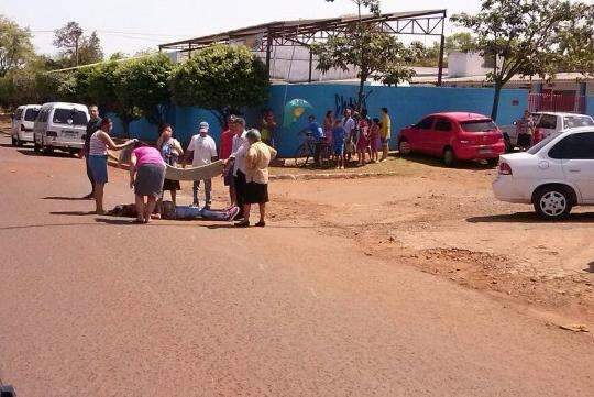 Motociclista desvia de cano estourado, colide em outra moto e fica ferida