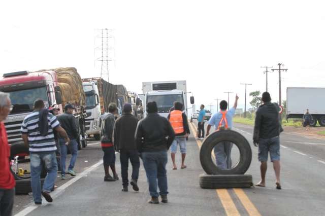 Caminhoneiros mant&ecirc;m bloqueios em 74 pontos das rodovias de MS