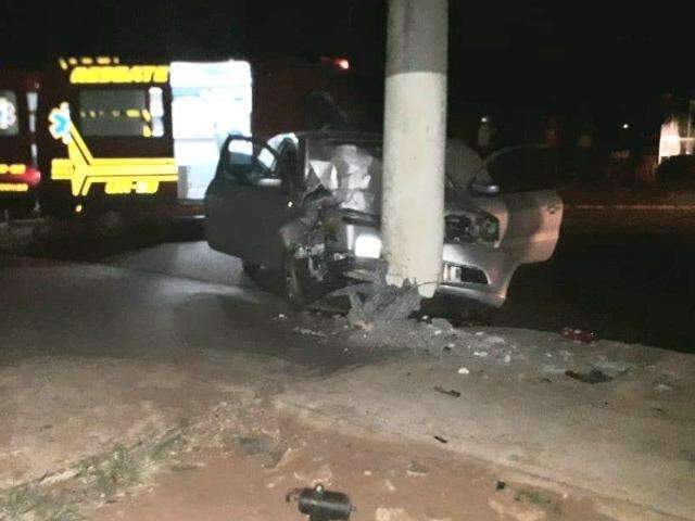 Motorista perde controle de dire&ccedil;&atilde;o de carro e bate em poste