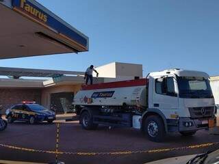 Escoltado pela PRF, caminhão descarrega combustível em posto de Dourados (Foto: Adilson Domingos)