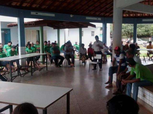 Após um mês sem aulas, índios conseguem troca de diretor "problemático"