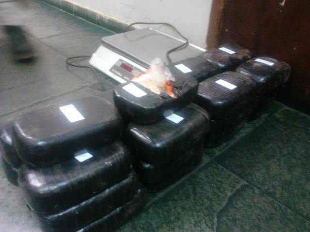  PRF apreende 27 quilos de pasta base de coca&iacute;na em Dourados 