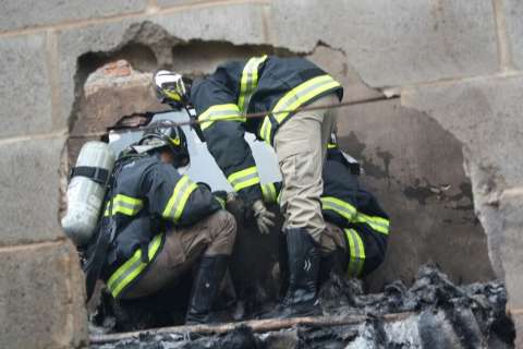 Rodovia é liberada e bombeiros fazem rescaldo do fogo em fábrica