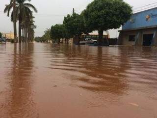 Lagoa de Bataypoirã transbordou e água invadiu ruas e lojas (Foto: Nova News)