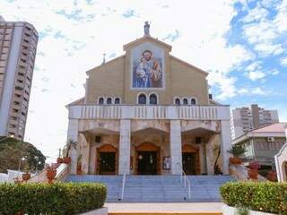Missas ocorrem de hora em hora até as 14H30 na paróquia São José  (Foto: Henrique Kawaminami)