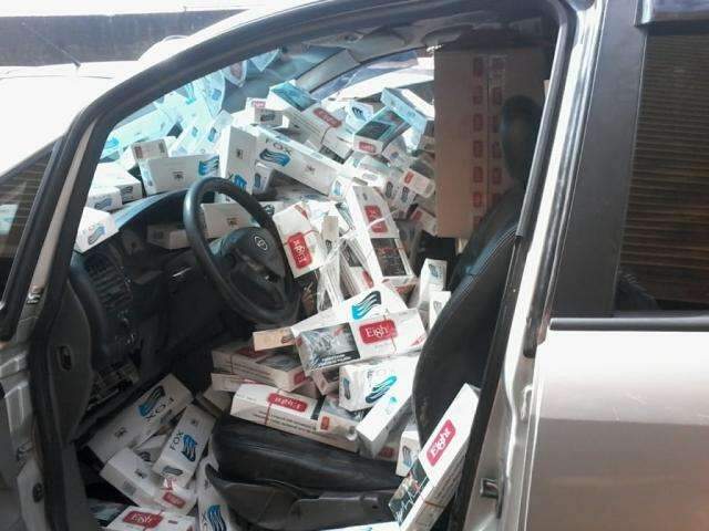 DOF apreende Zafira com 2.000 pacotes de cigarro, mas contrabandista foge