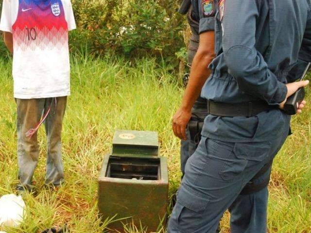 Adolescentes roubam cofre e queimam cerca de R$ 45 mil em cheques 