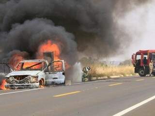 Bombeiros tentando apagar as chamas do veículo. (Foto: JovemSulNews) 