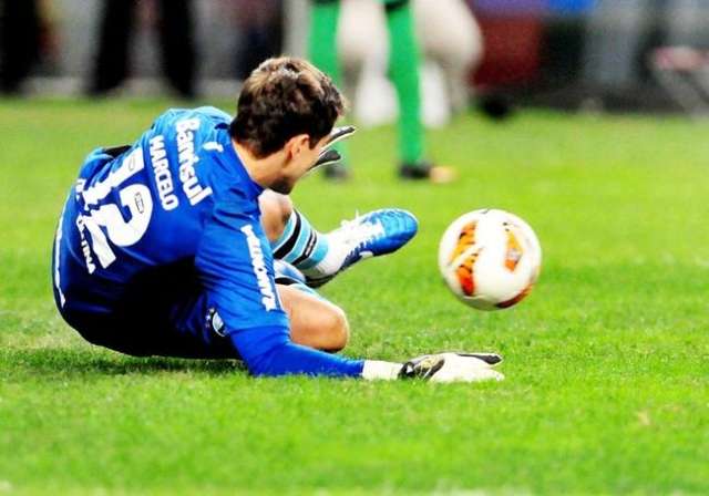 Gr&ecirc;mio passa sufoco, mas supera a LDU nas cobran&ccedil;as de p&ecirc;naltis