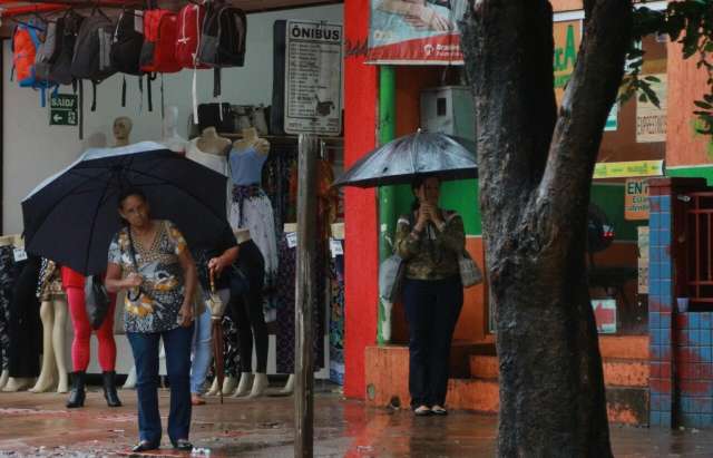 Dia de chuva &eacute; de sufoco e atraso para trabalhador, de carro ou a p&eacute;