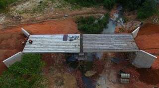 Ponte sobre o Rio Sucuri tem 28 metros de comprimento (Foto: Divulgação)