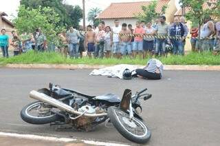 Mulher se desespera ao constar morte de motociclista (Foto: Marcelo Calazans)
