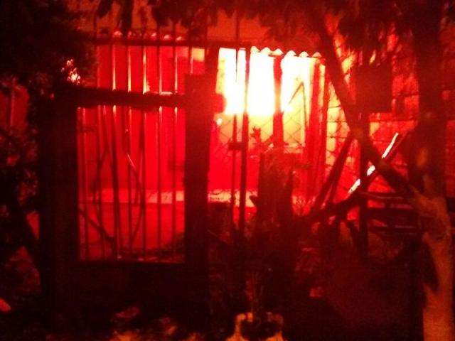 Mesmo com medida protetiva, mulher tem casa incendiada por ex-marido