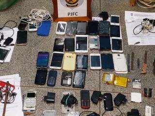 Celulares e objetos apreendidos durante revista no Presídio de Segurança Máxima (Foto: Divulgação/ Agepen)