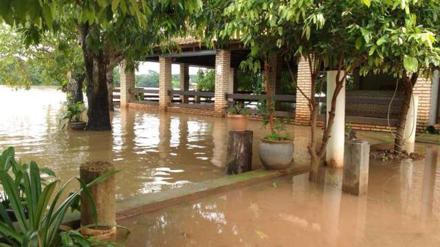 Rio Taquari atinge quase 5 metros, alaga restaurantes e desabriga uma fam&iacute;lia