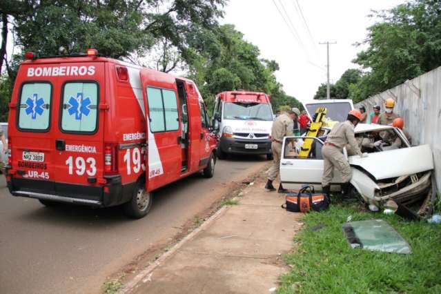 Motorista desmaia em ultrapassagem, carro bate em muro e fere tr&ecirc;s