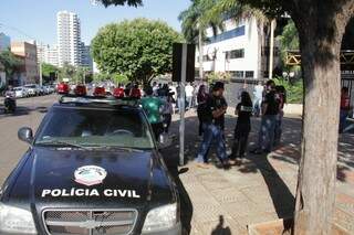 Policiais chegaram em viatura e a estacionaram próximo a local onde estava ocorrendo protesto. (Foto: Marcos Ermínio)