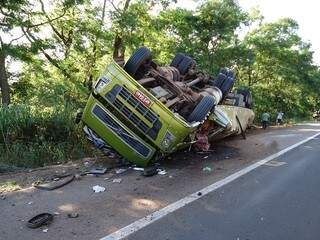 Carreta que transportava carne tenta desviar de pneu na pista e tomba na BR-163