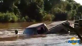 Caminhonete amarrada a barco &eacute; engolida pelo Rio Dourados; Veja o v&iacute;deo