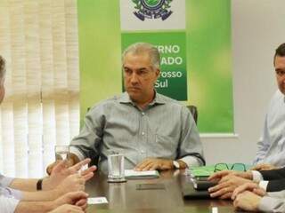 Governador do Estado Reinaldo Azambuja durante reunião com secretários (Foto: Henrique Kawaminami)