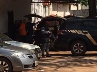 Presos na Operação Nepsis sendo levados do presídio em Ponta Porã para audiência de custódia, na segunda (Foto: Arquivo)