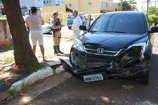 Honda CR-V bateu em Gol e ficou com a frente danificada. Motorista atravessava rua Amazonas. (Foto: Simão Nogueira)