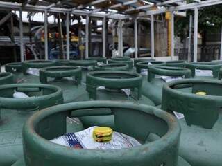 Botijões de gás em revendedora de Campo Grande nesta semana (Foto: Henrique Kawaminami)